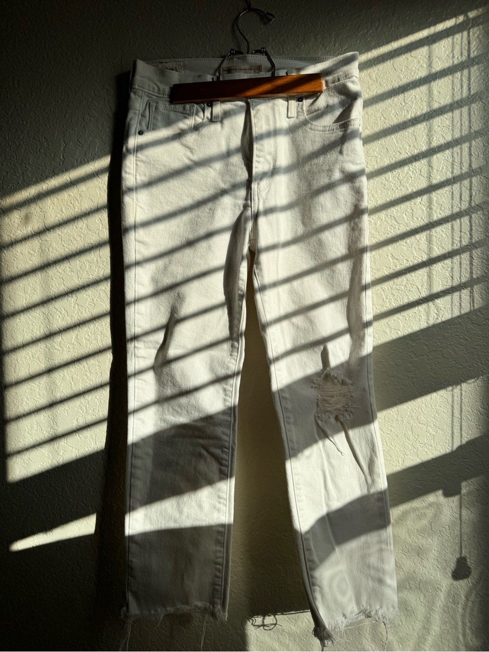 Levi’s White Distressed Straight Leg crop Jeans